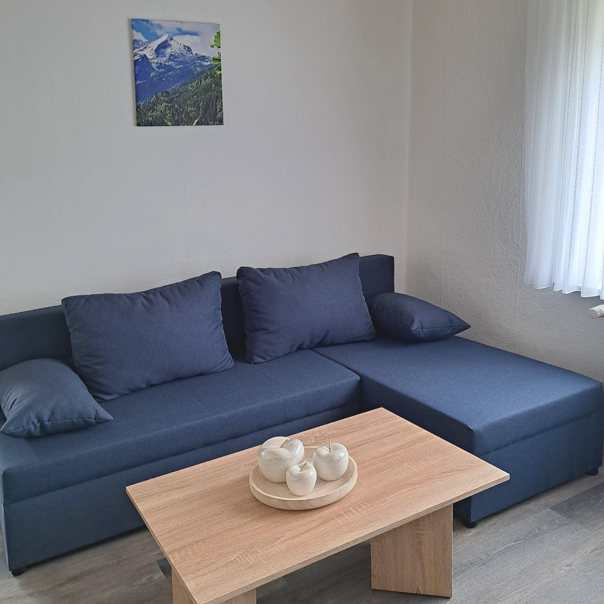 Wohnzimmer mit gemütlichem Sofa