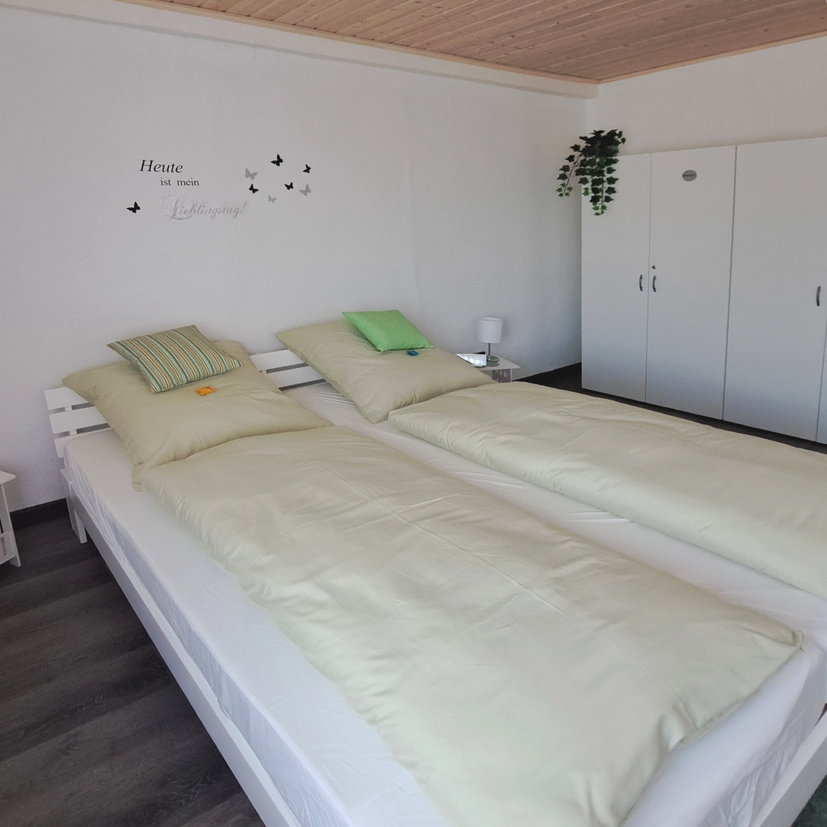 Schlafzimmer 1 mit kuscheligem Doppelbett und großem Kleiderschrank