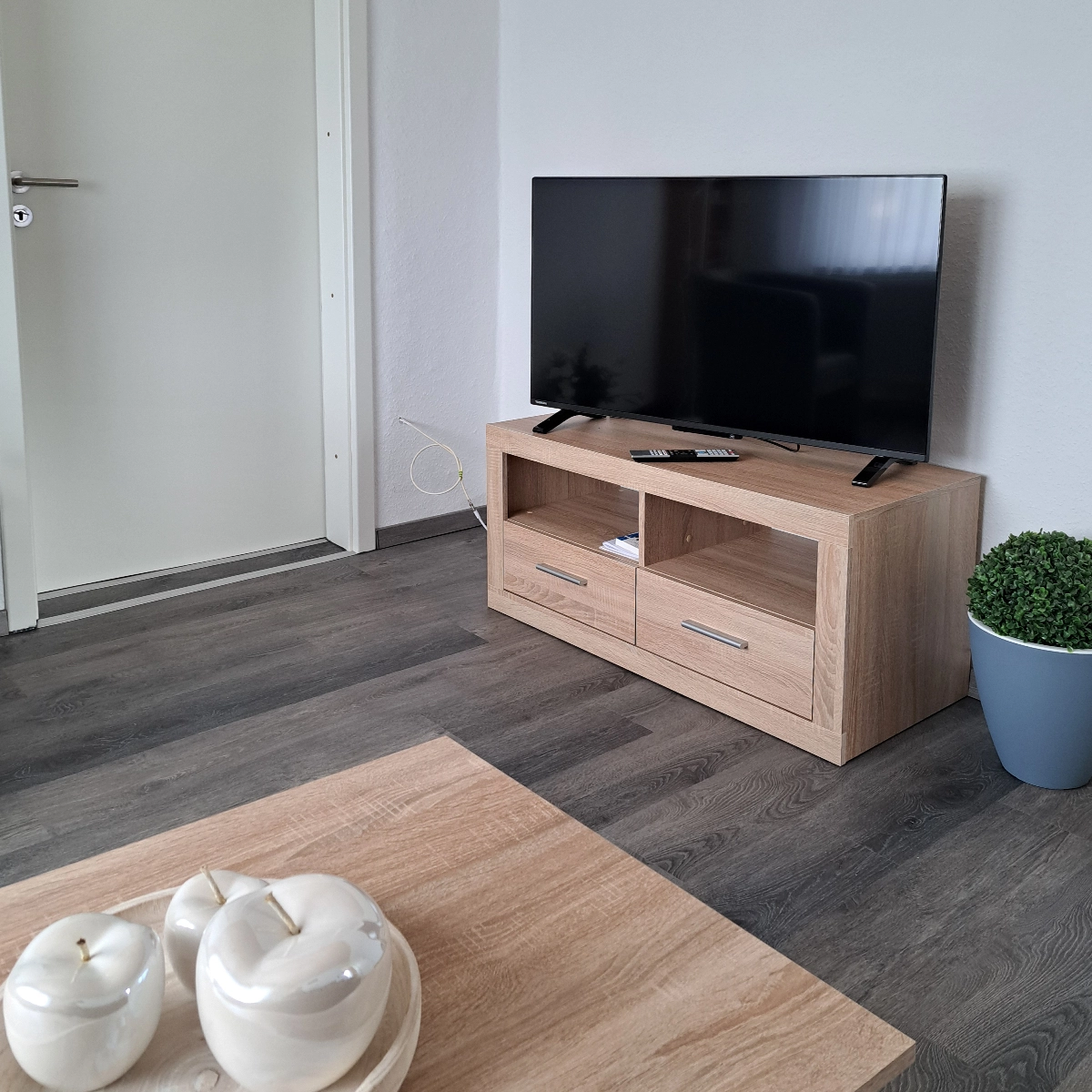 Wohnzimmer mit großem Sat-TV