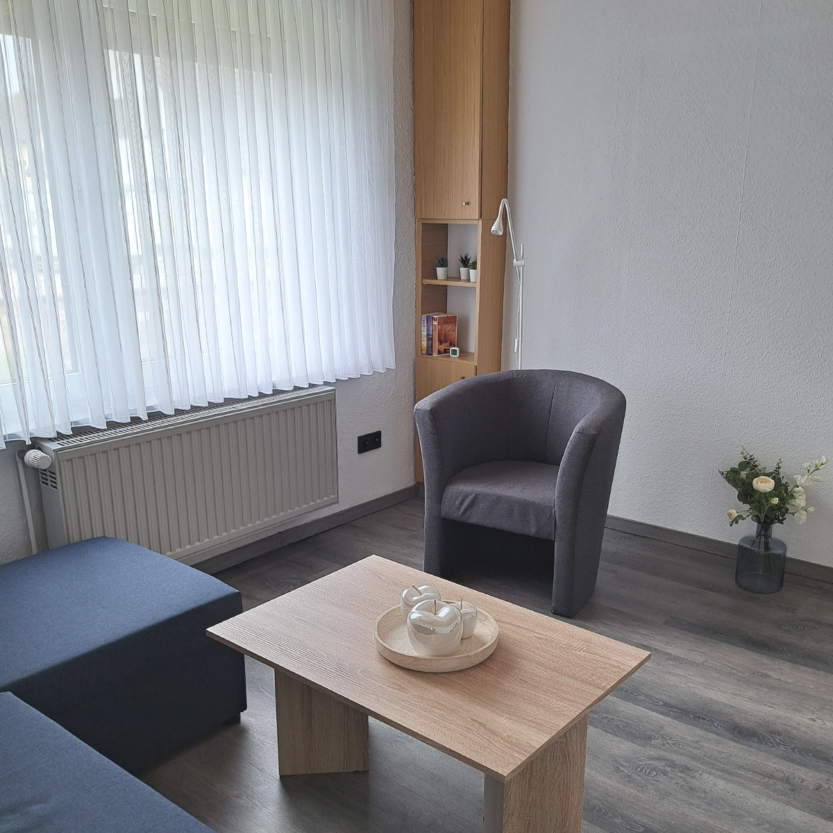 Wohnzimmer mit einem zusätzlichen Sessel