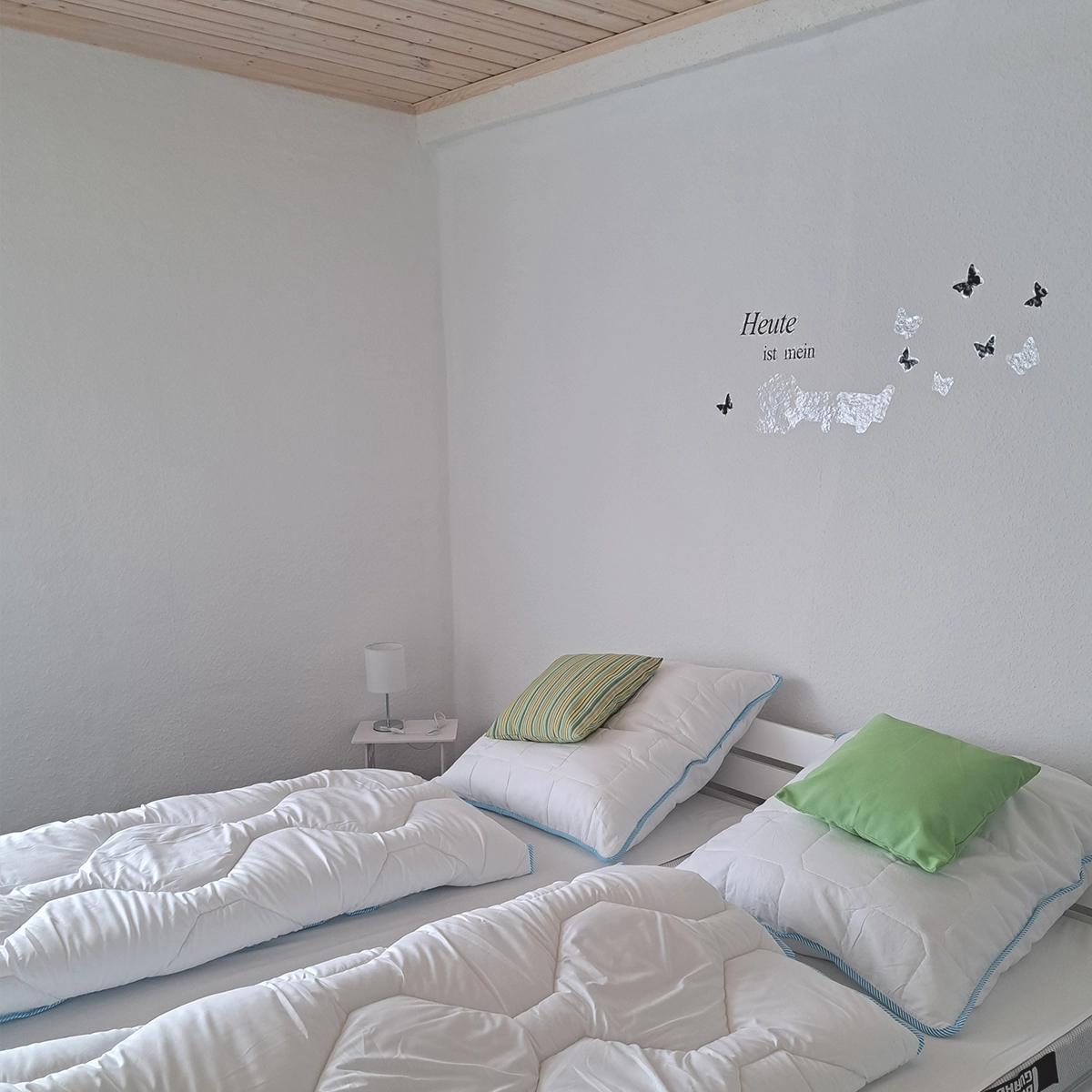 Schlafzimmer 1 mit kuscheligem Doppelbett und großem Kleiderschrank