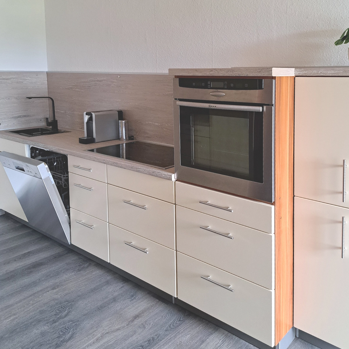 Komfortable Küche mit 4-facher Kochplatte, Backofen, Mikrowelle, Spülmaschine, Kühl- und Gefrierschrank, Kaffeeautomat und Esstisch