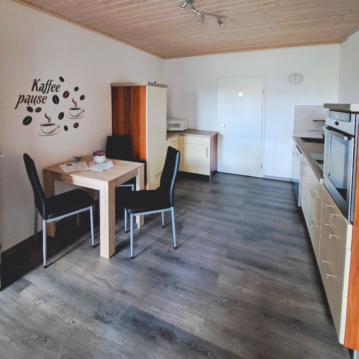 Komfortable Küche mit 4-facher Kochplatte, Backofen, Mikrowelle, Spülmaschine, Kühl- und Gefrierschrank, Kaffeeautomat und Esstisch